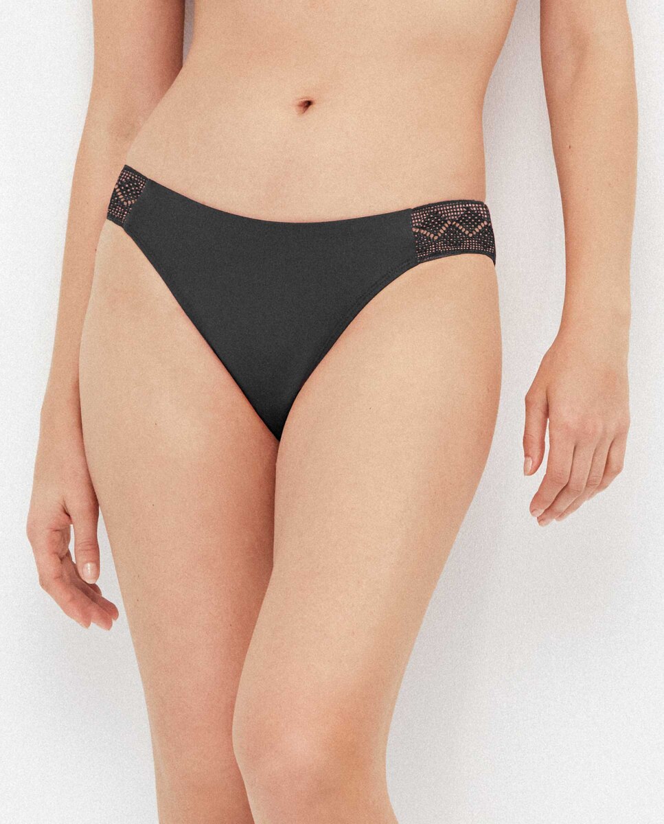 Cueca Biquíni Clássica com Renda nos Laterais Preto-1