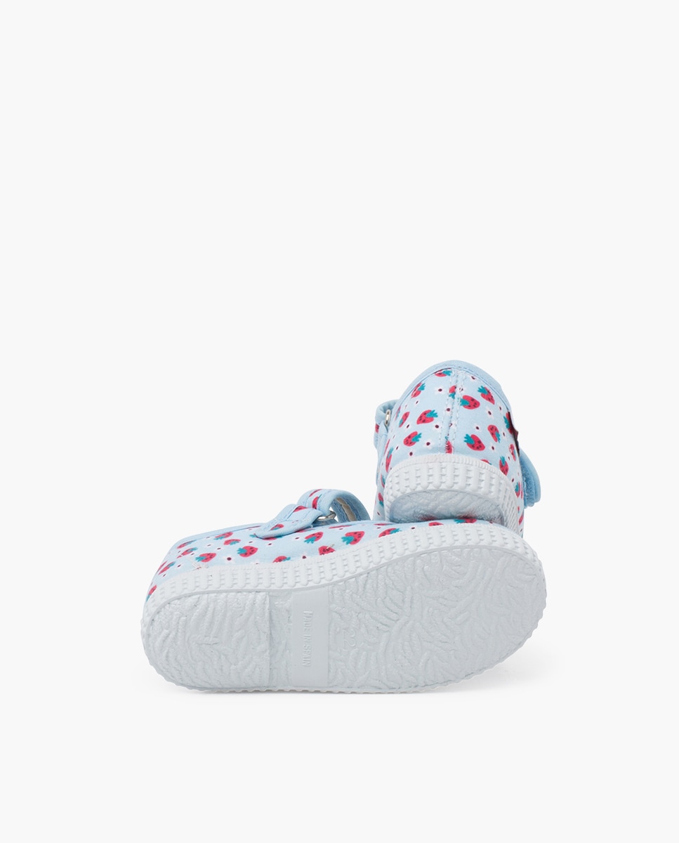 Merceditas Infantil com Estampado de Morangos e Velcro Pisamonas Celeste-2