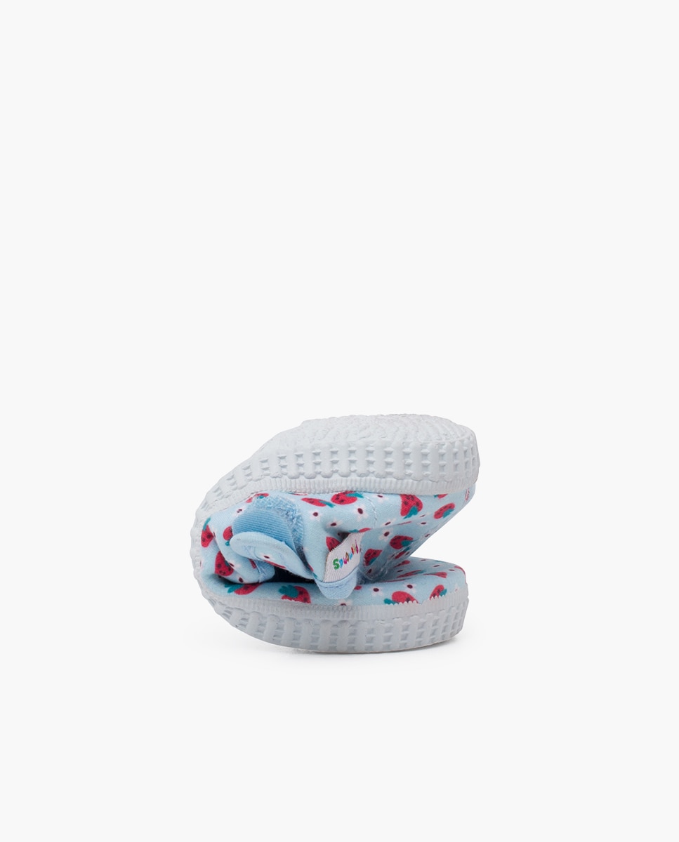 Merceditas Infantil com Estampado de Morangos e Velcro Pisamonas Celeste-5