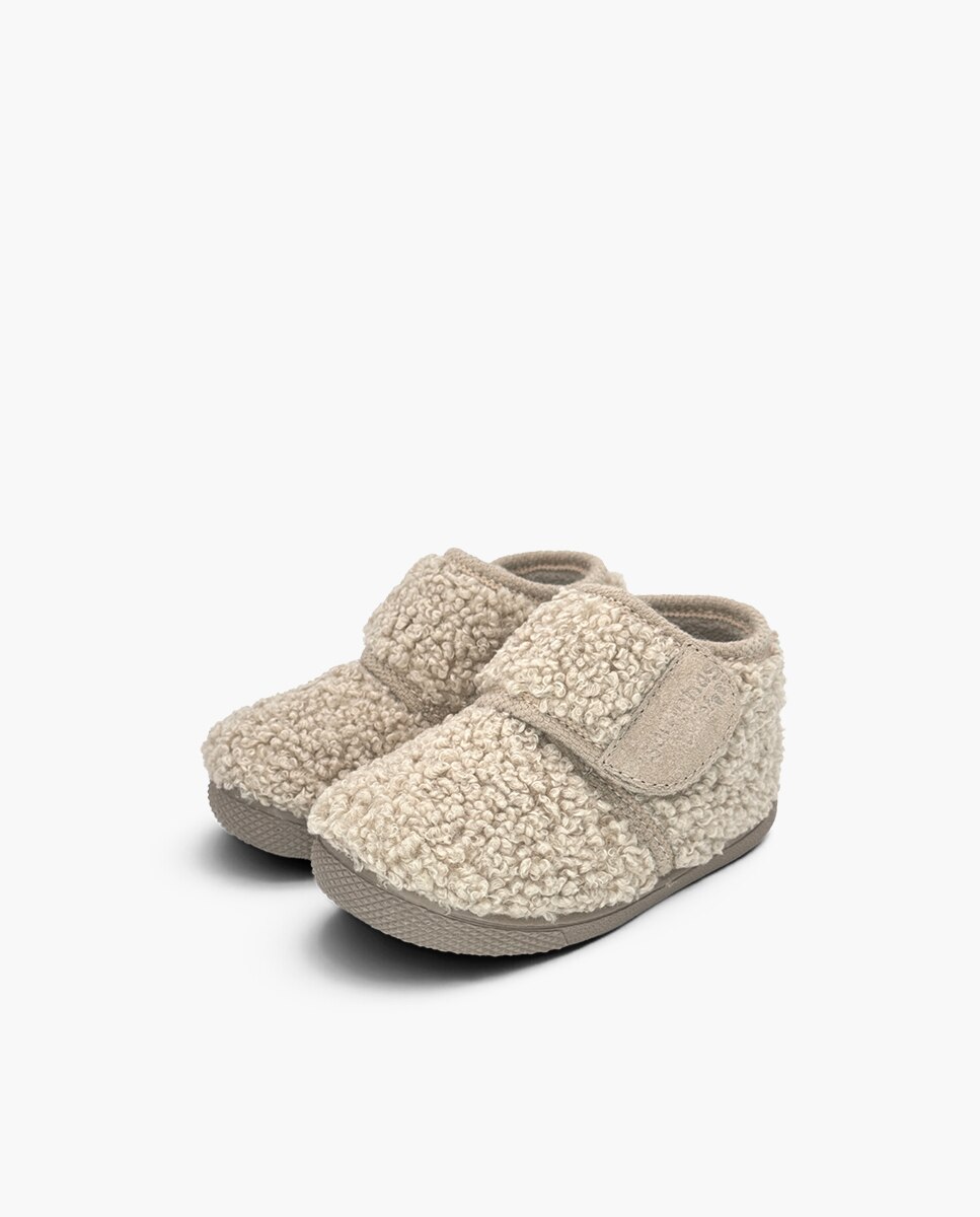 Pantufas Fechadas Infantil Casa Barefoot Efeito Pelo de Ovelha Bege-3