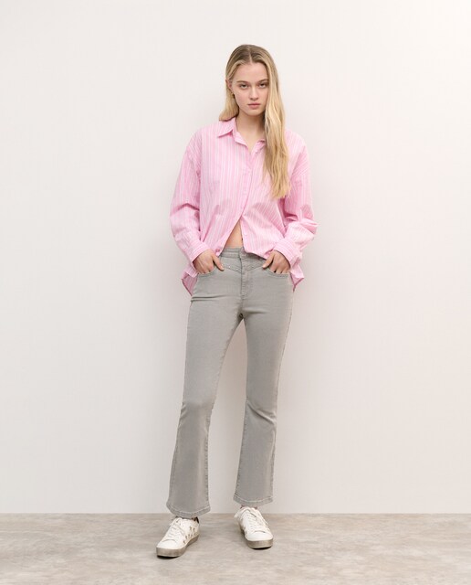 Imagem 0 de Jeans à Boca de Sino Cropped com Tachas
