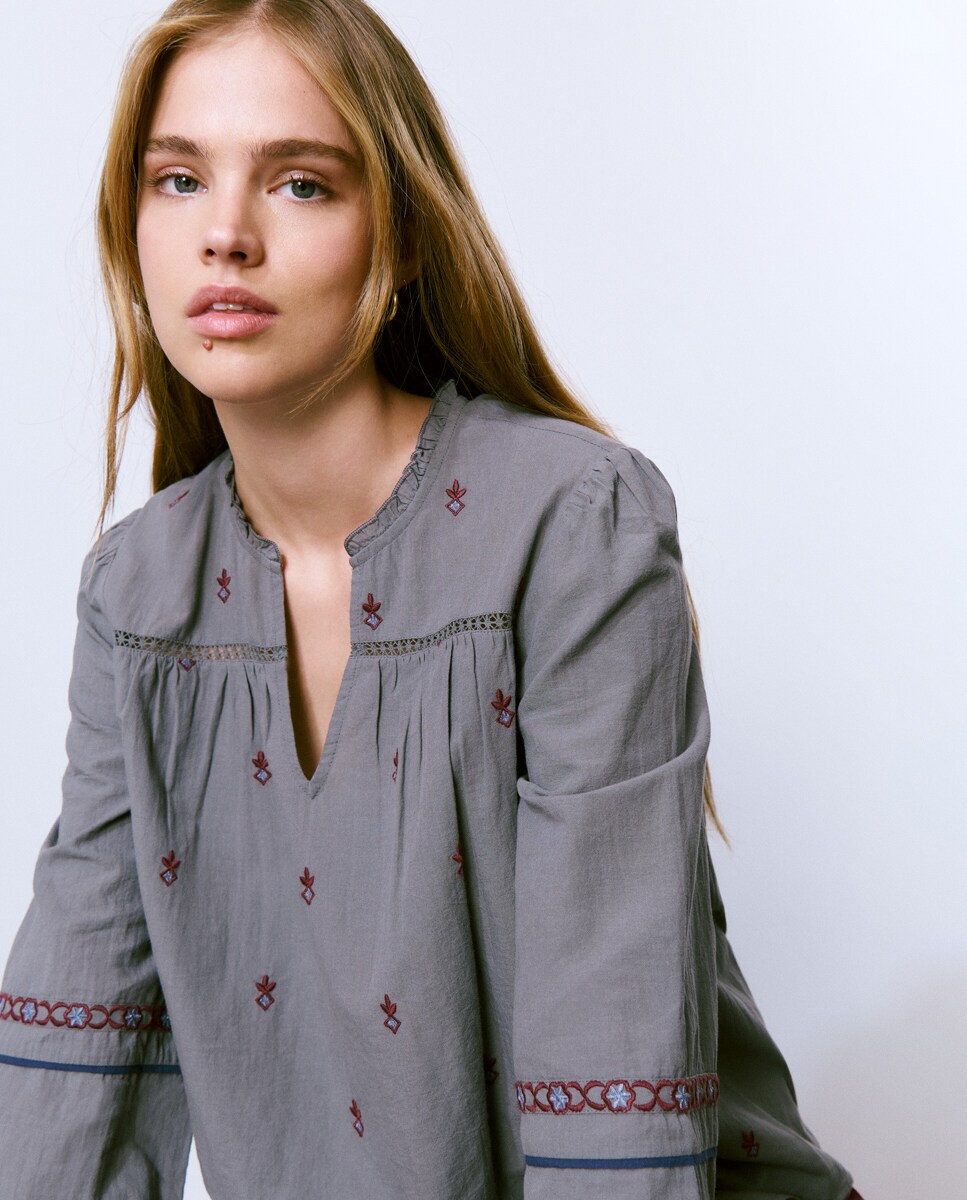 Blusa com Bordados Cinzento-escuro-4