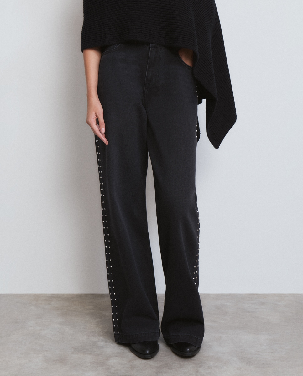 Jeans com Corte a Direito com Tachas Preto-4