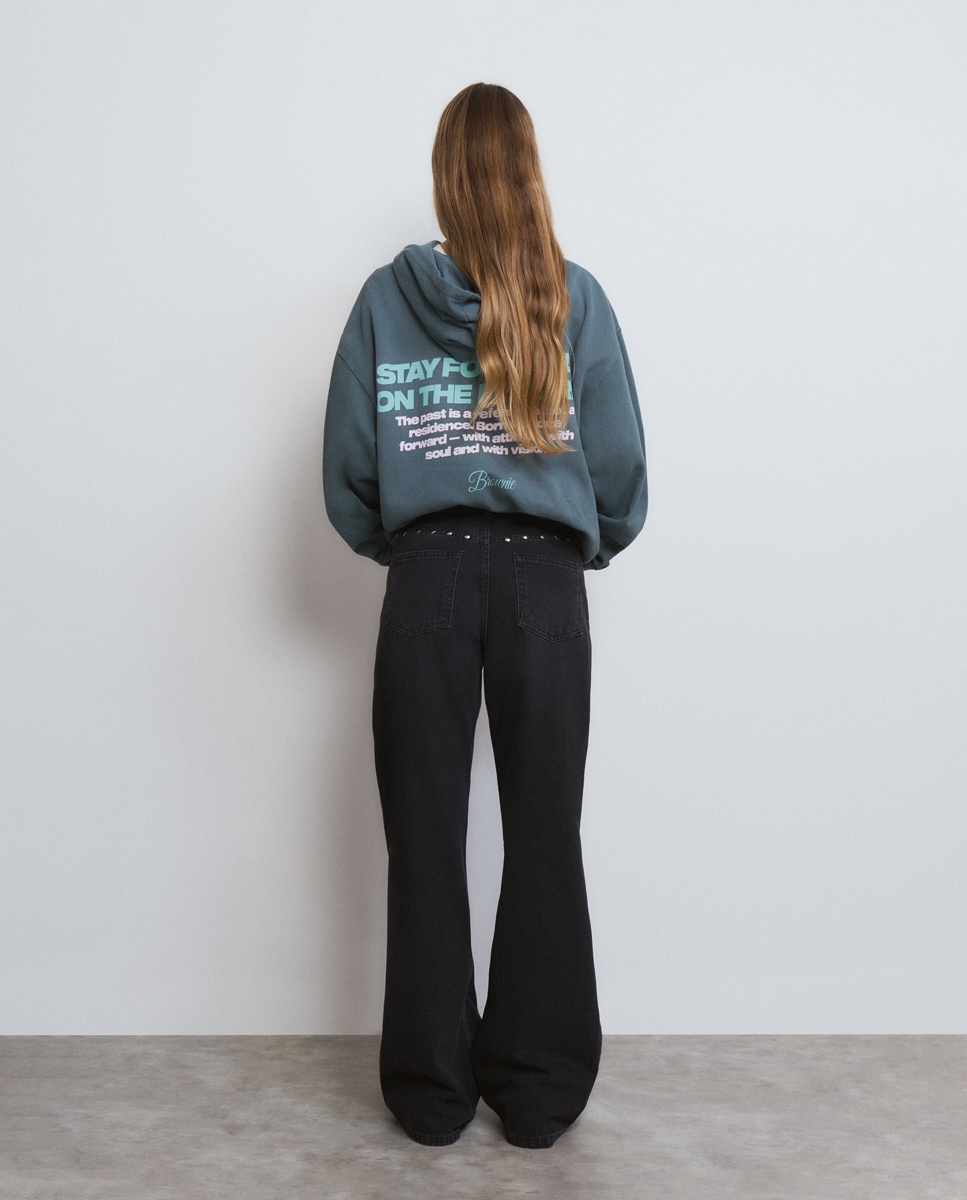 Jeans com Corte a Direito com Tachas Preto-2