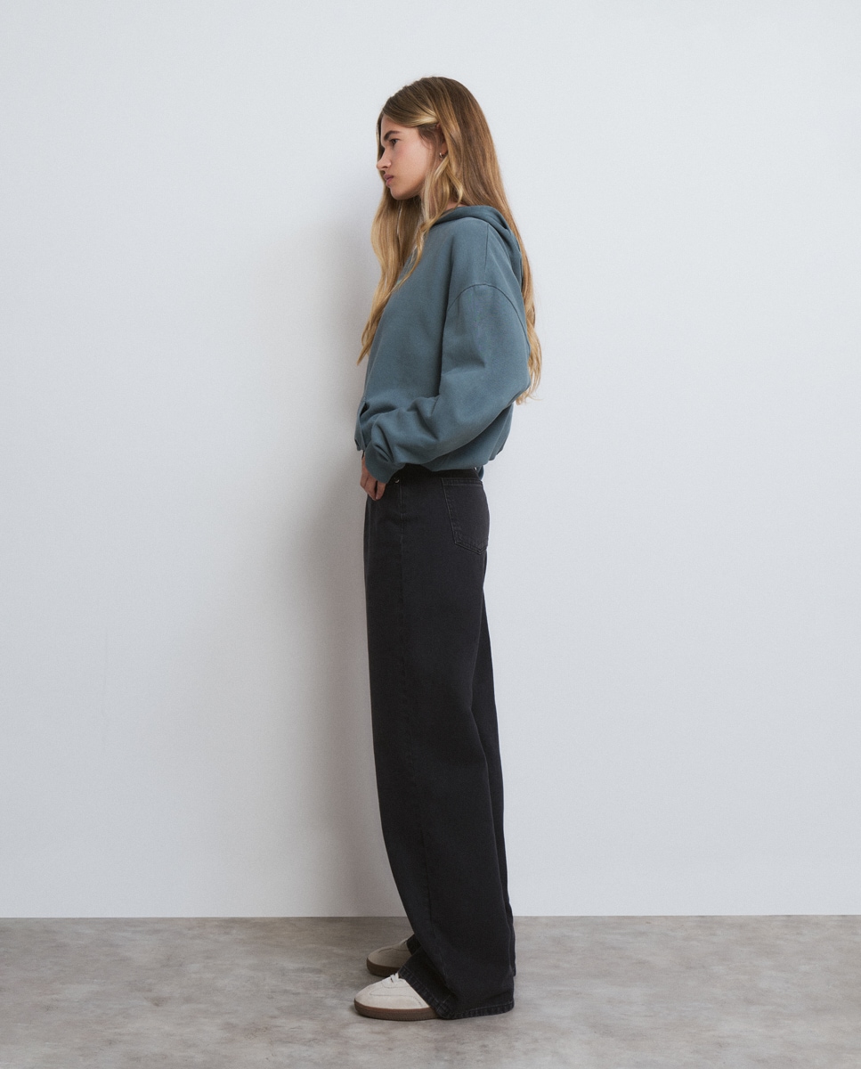 Jeans com Corte a Direito com Tachas Preto-3