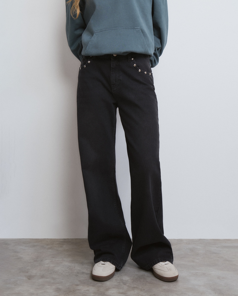 Jeans com Corte a Direito com Tachas Preto-4