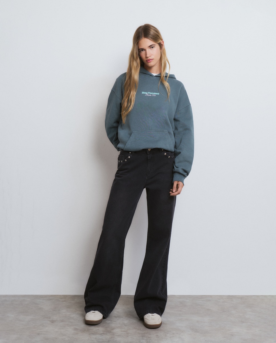 Imagem 0 de Jeans com Corte a Direito com Tachas