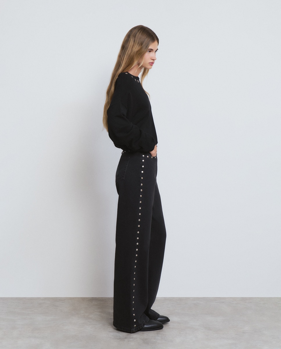 Jeans com Corte a Direito com Estrelas e Tachas Preto-2