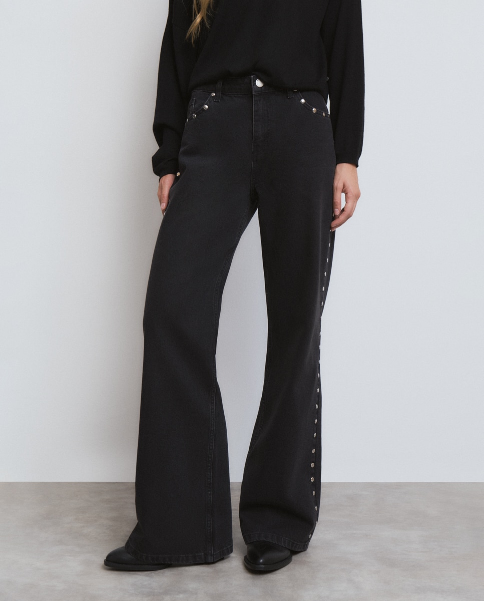 Jeans com Corte a Direito com Estrelas e Tachas Preto-4
