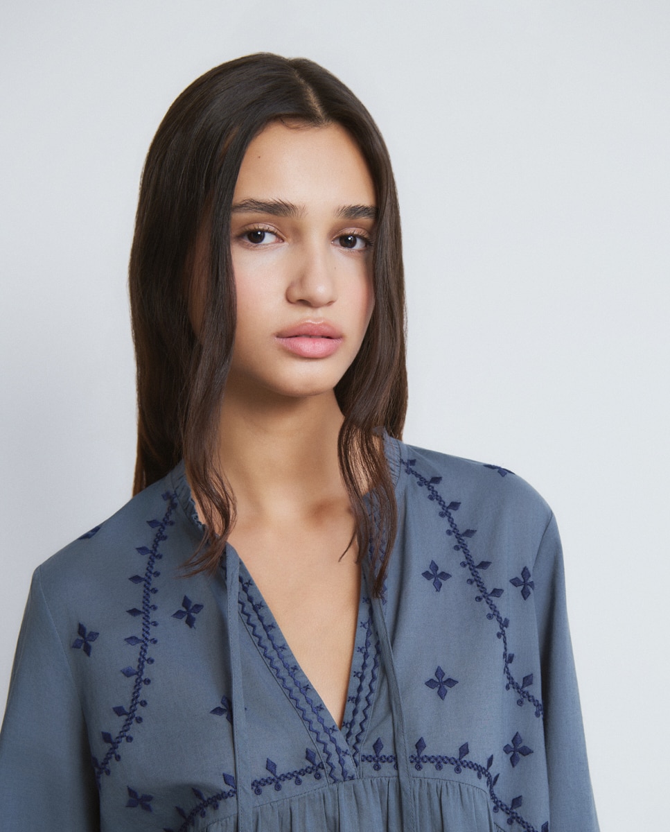Blusa com Bordados Azul-acinzentado-4