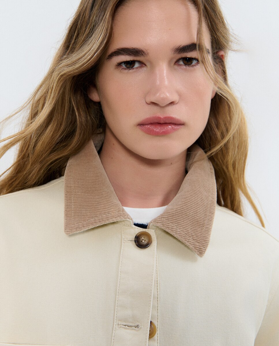 Casaco Curto com Bolsos Frontais Bege-4