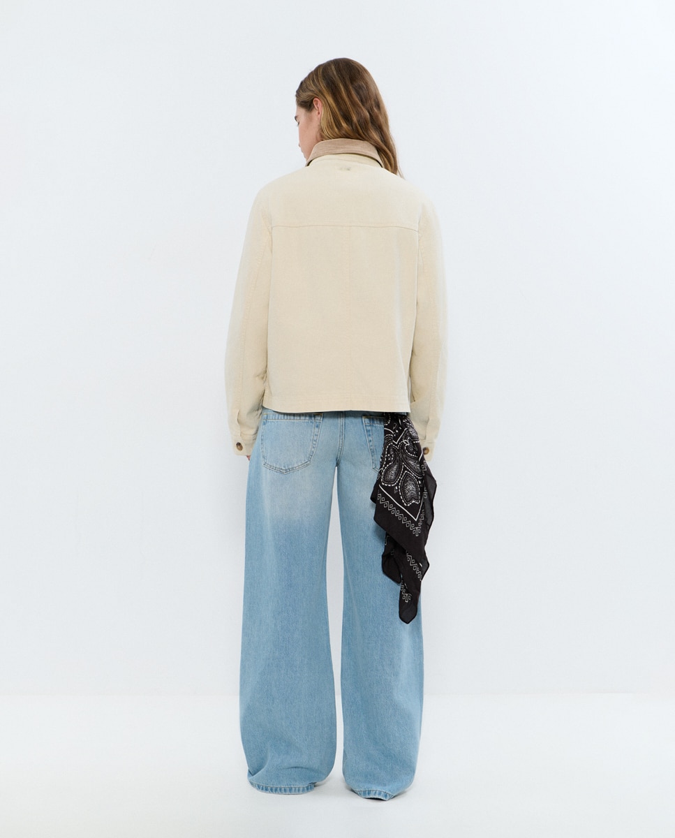 Casaco Curto com Bolsos Frontais Bege-2