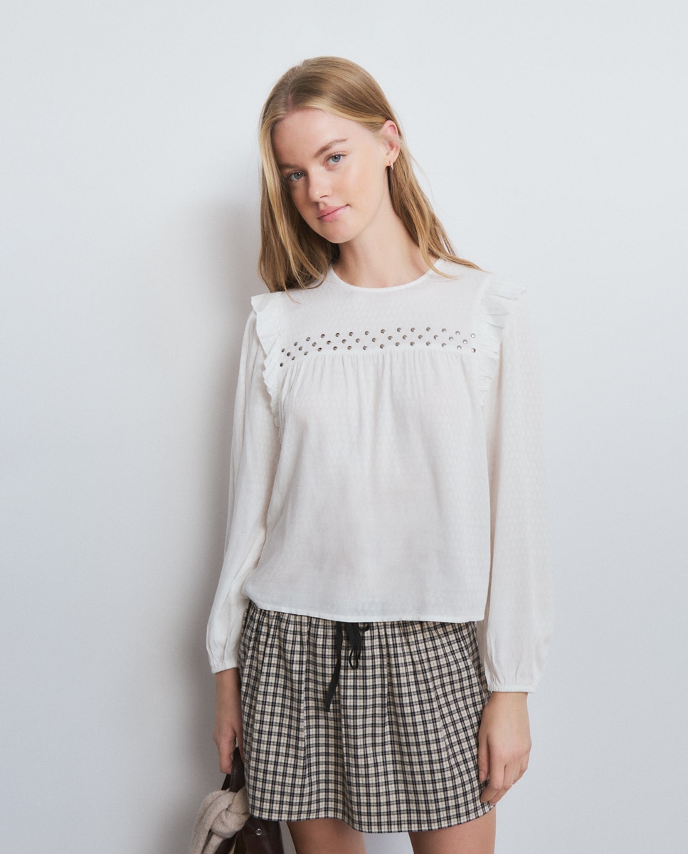 Blusa com Folhos e Tachas Branco-1