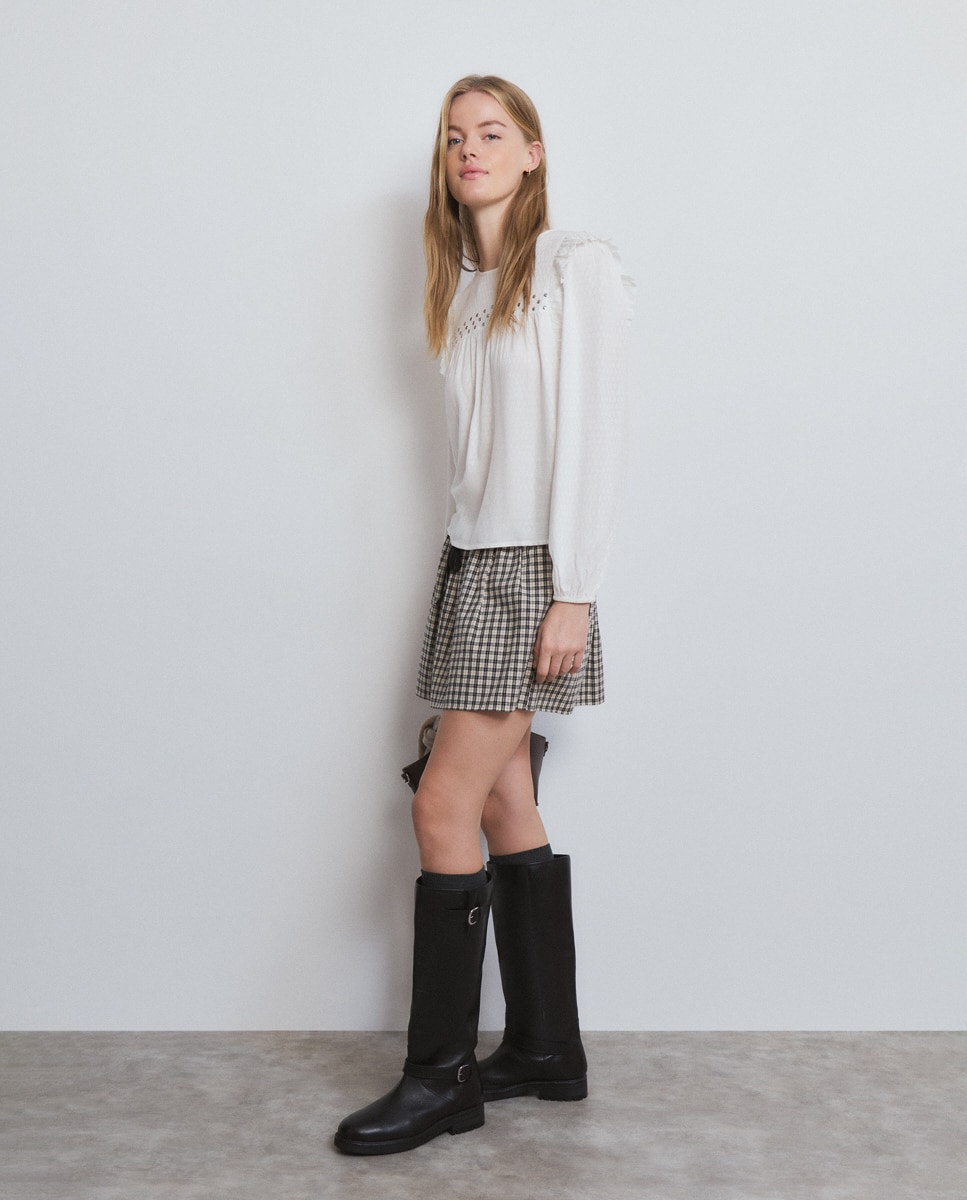 Blusa com Folhos e Tachas Branco-3