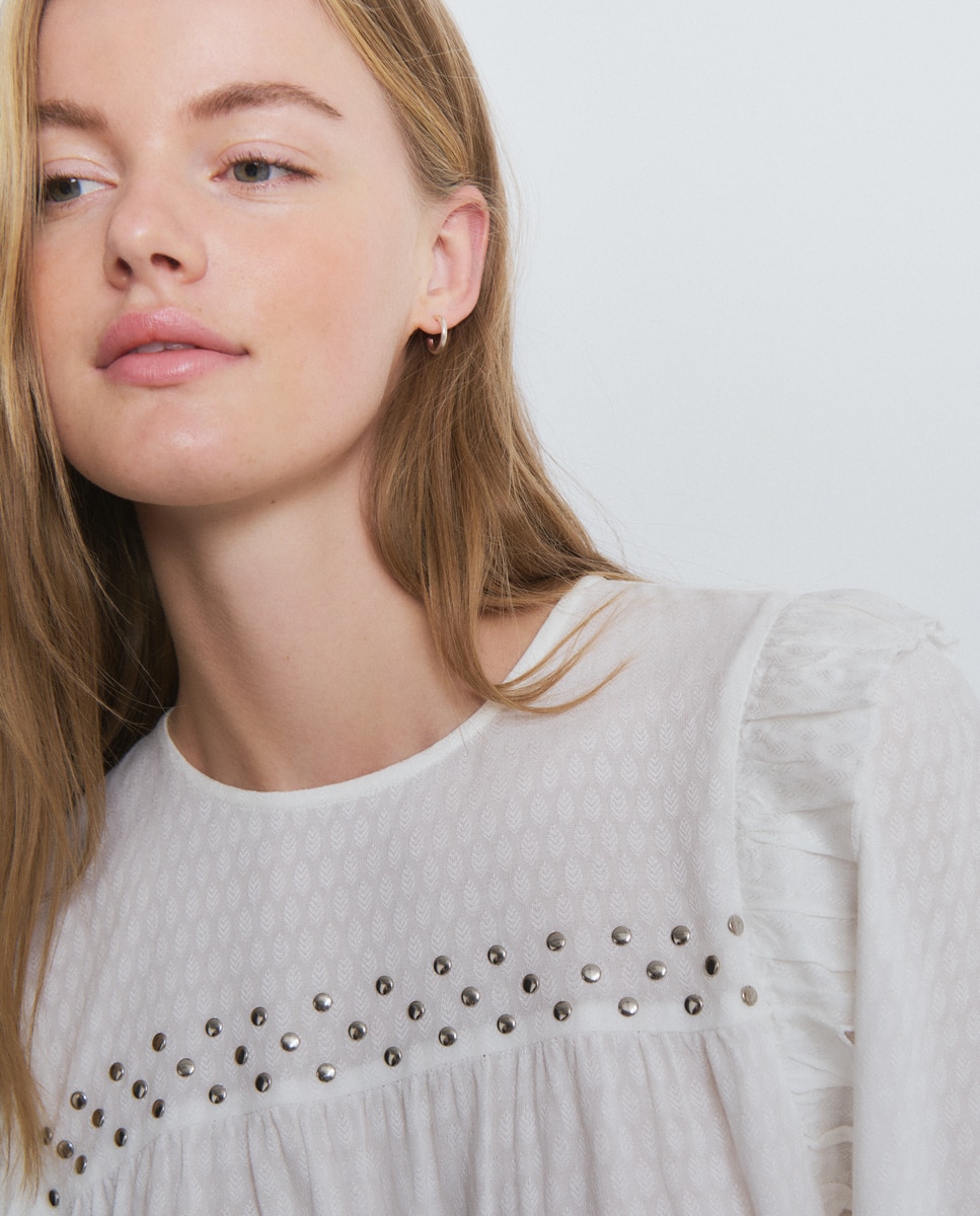 Blusa com Folhos e Tachas Branco-4