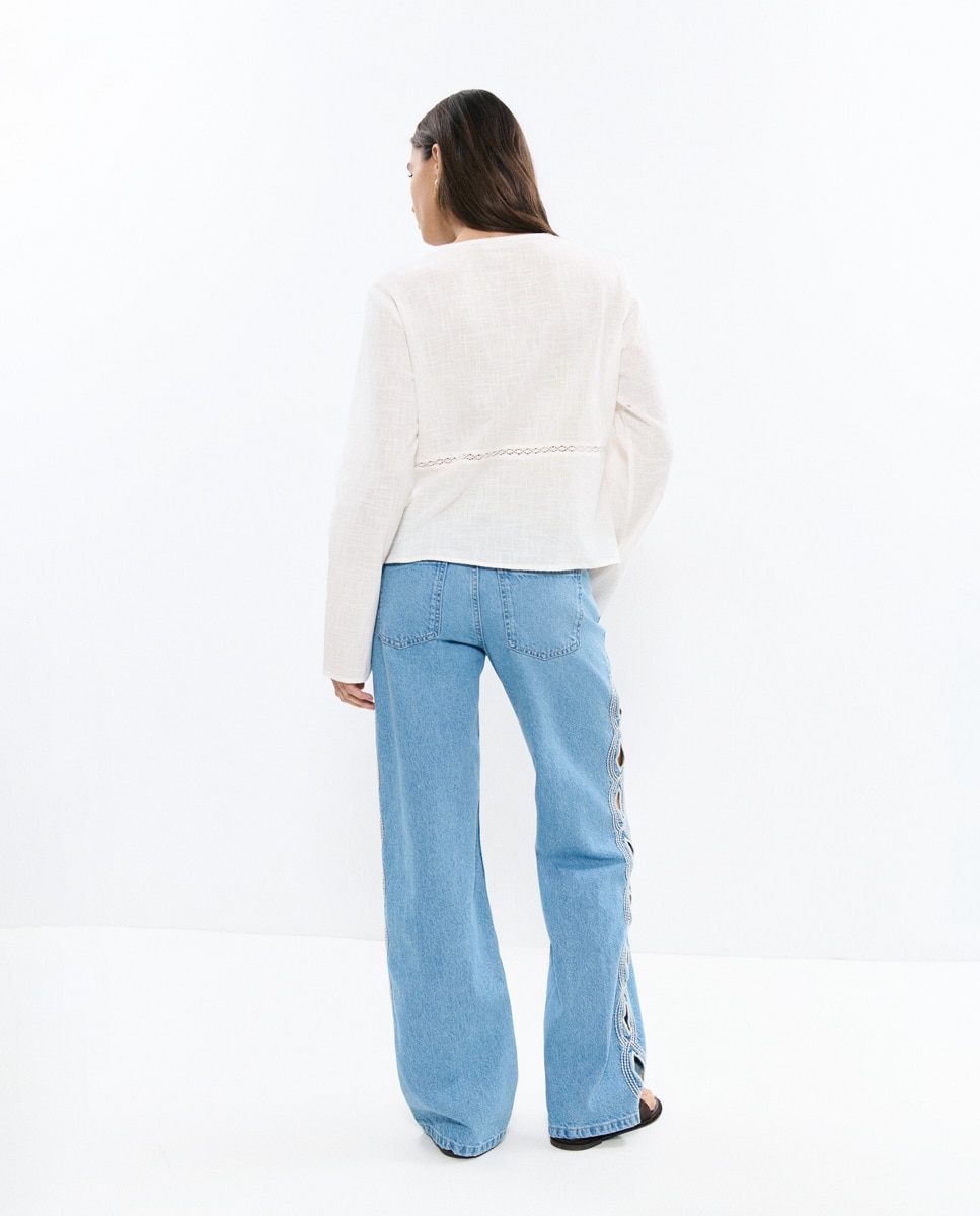 Blusa com Bordados e Decote Branco-2