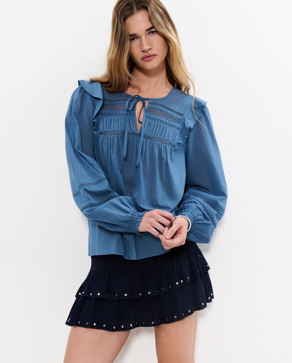 Imagem 0 de Blusa com Folhos e Bordados