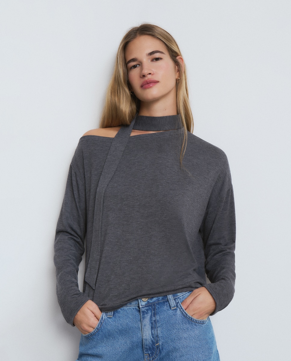 Imagem 0 de T-shirt Assimétrica com Cachecol