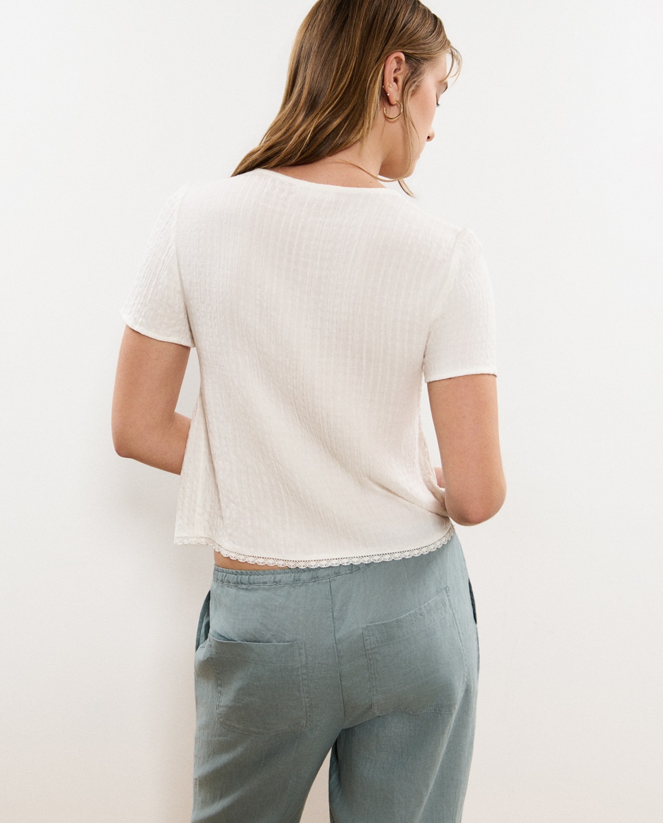 Blusa com Smock e Folhos Branco-2