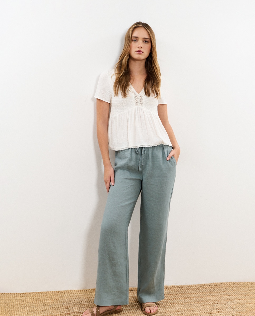 Blusa com Smock e Folhos Branco-3