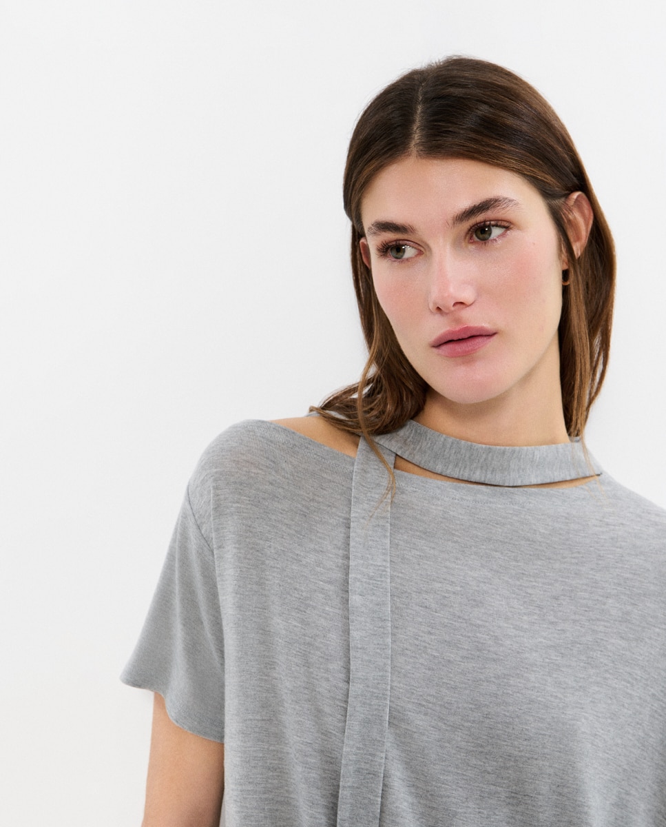 T-shirt Assimétrica com Cachecol Cinzento-4