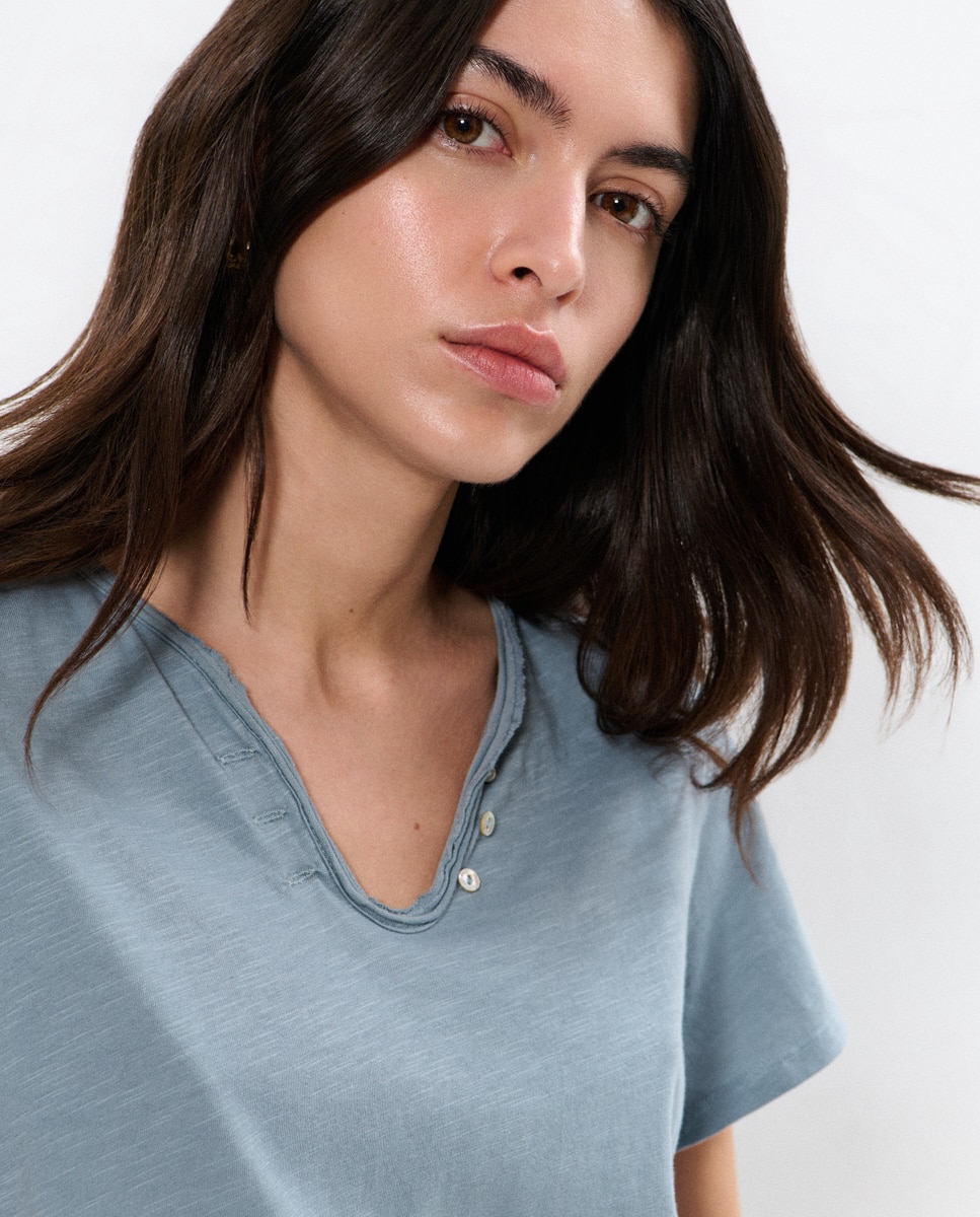 T-shirt com Botões Azul-4