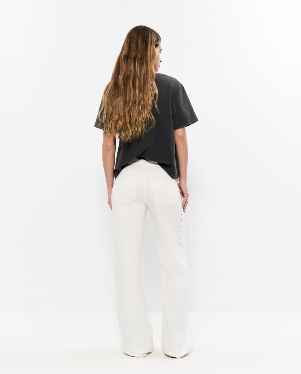 Jeans com Corte a Direito com Tachas Laterais Cru-2