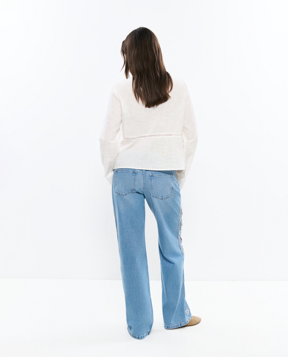 Jeans com Corte a Direito com Bordados Laterais Azul-2