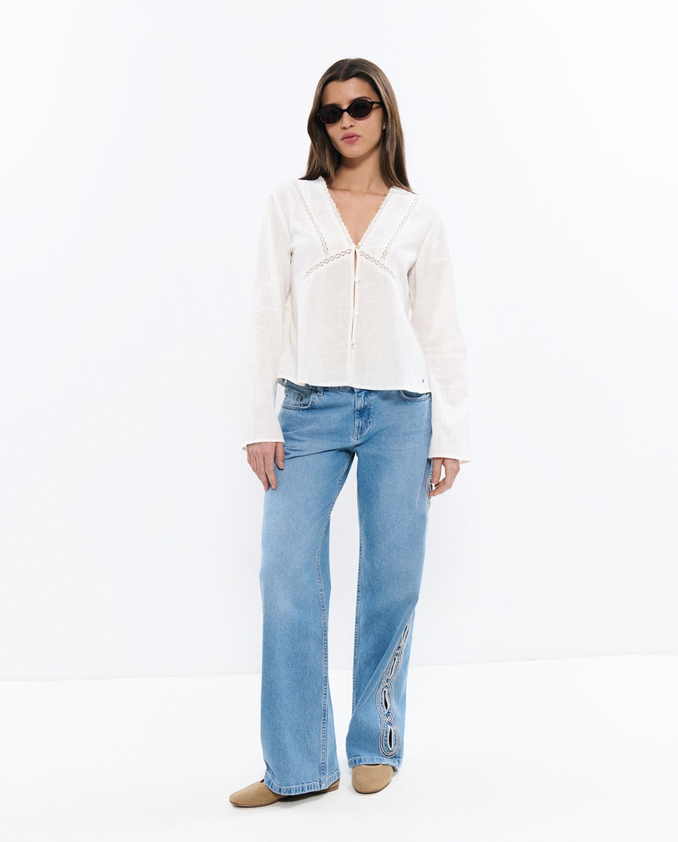 Jeans com Corte a Direito com Bordados Laterais Azul-3