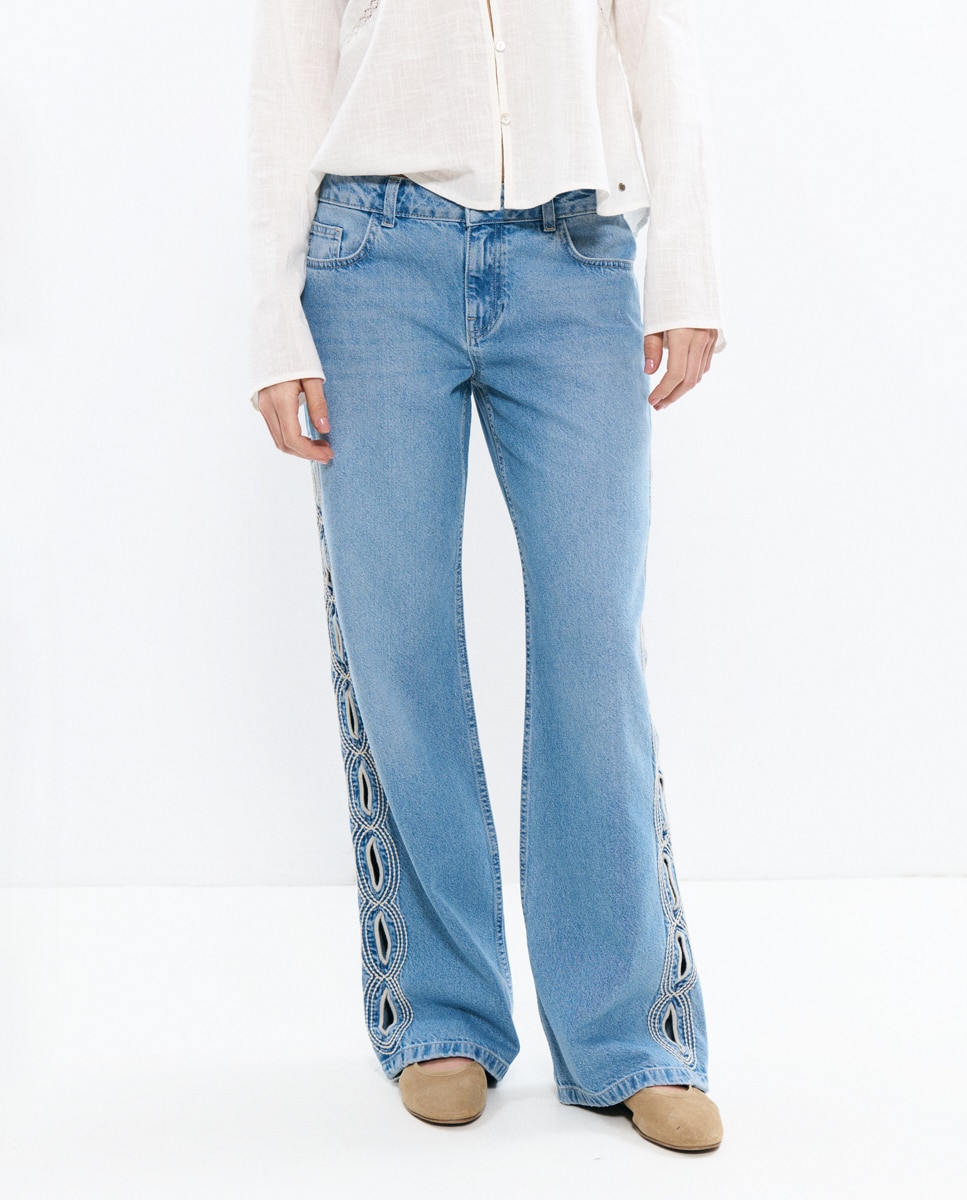 Jeans com Corte a Direito com Bordados Laterais Azul-4