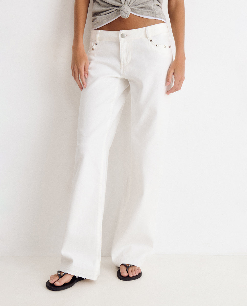 Jeans com Corte a Direito com Estrelas e Tachas Branco-4
