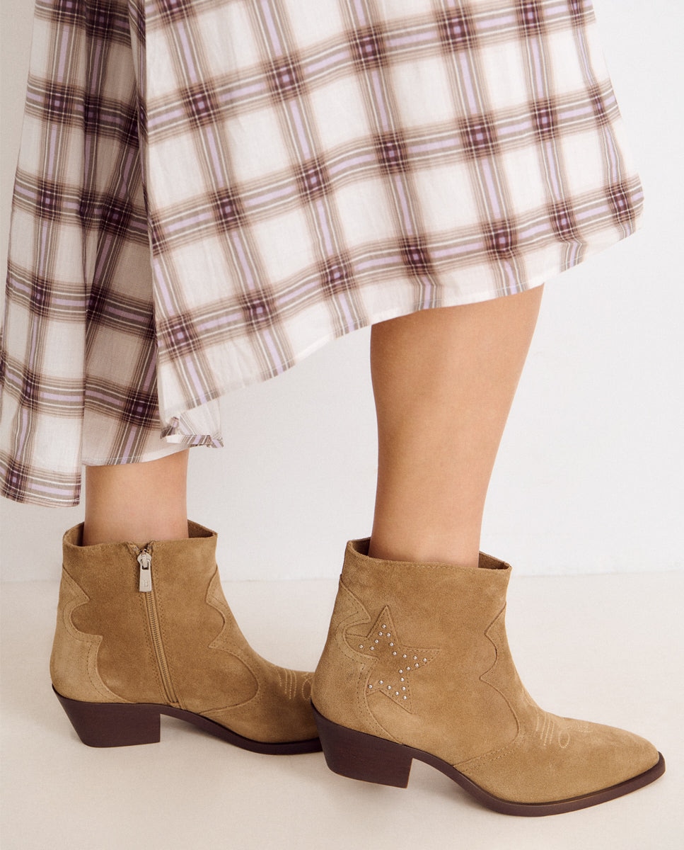 Imagem 0 de Botins Rurais de Pele com Tachas e Estrela
