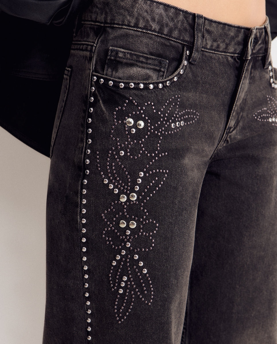 Jeans com Corte a Direito com Flores de Tachas Preto-1