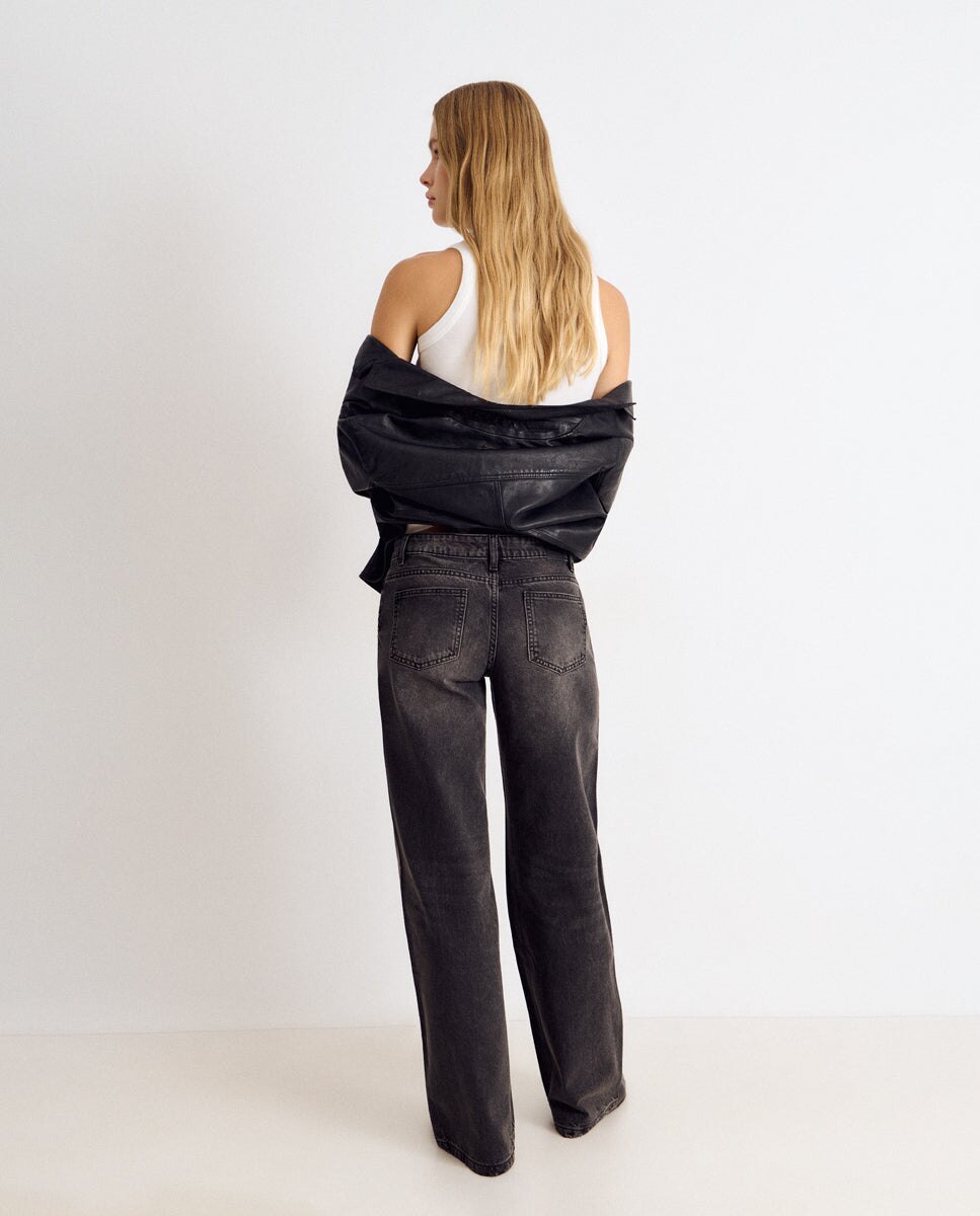 Jeans com Corte a Direito com Flores de Tachas Preto-2