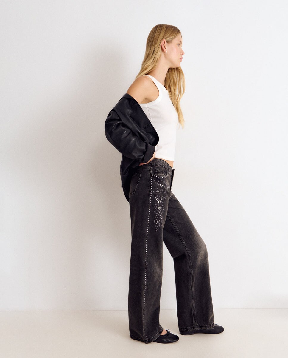 Jeans com Corte a Direito com Flores de Tachas Preto-4