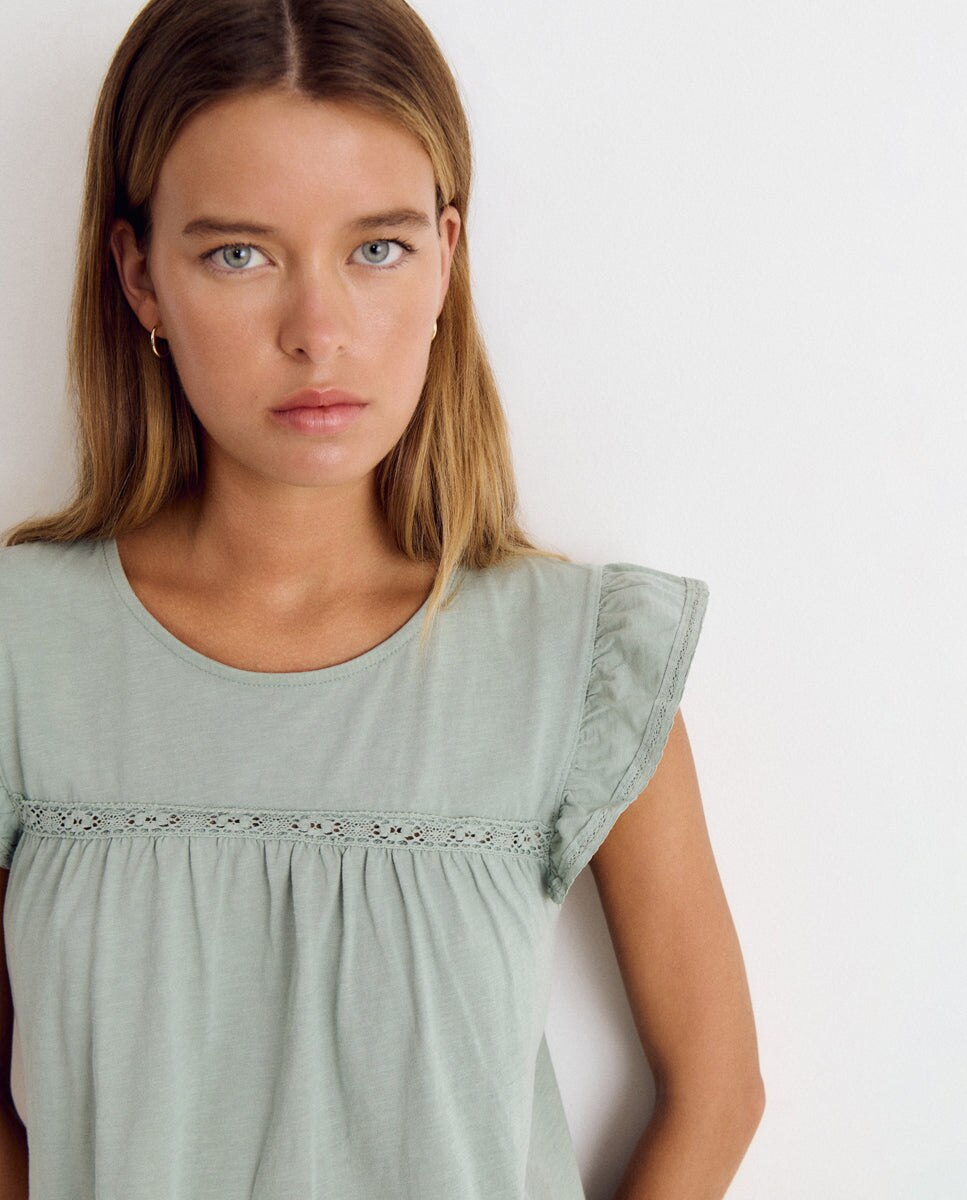 T-shirt com Folhos e Renda Verde-4