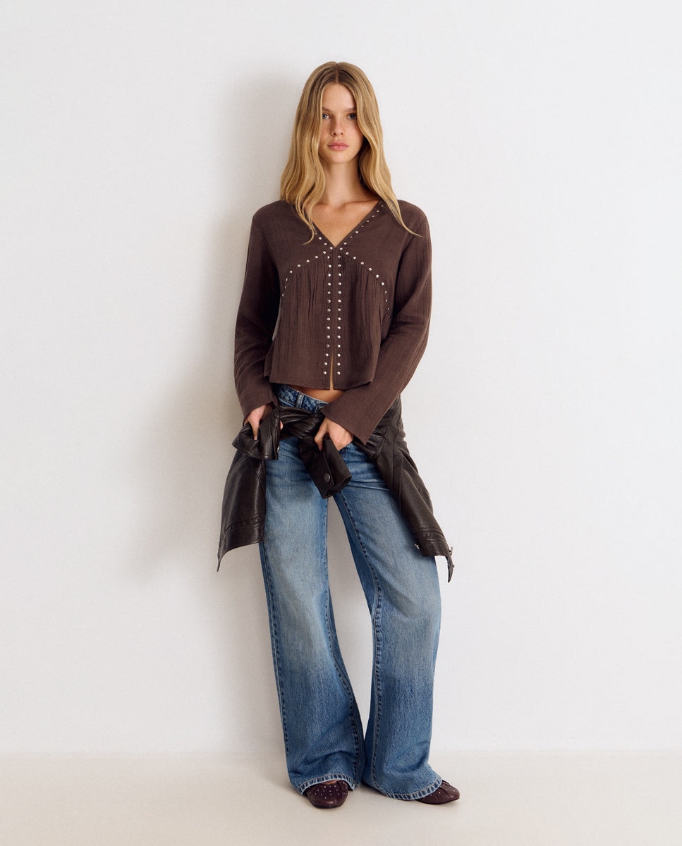 Blusa com Gola em V e Tachas Castanho-3