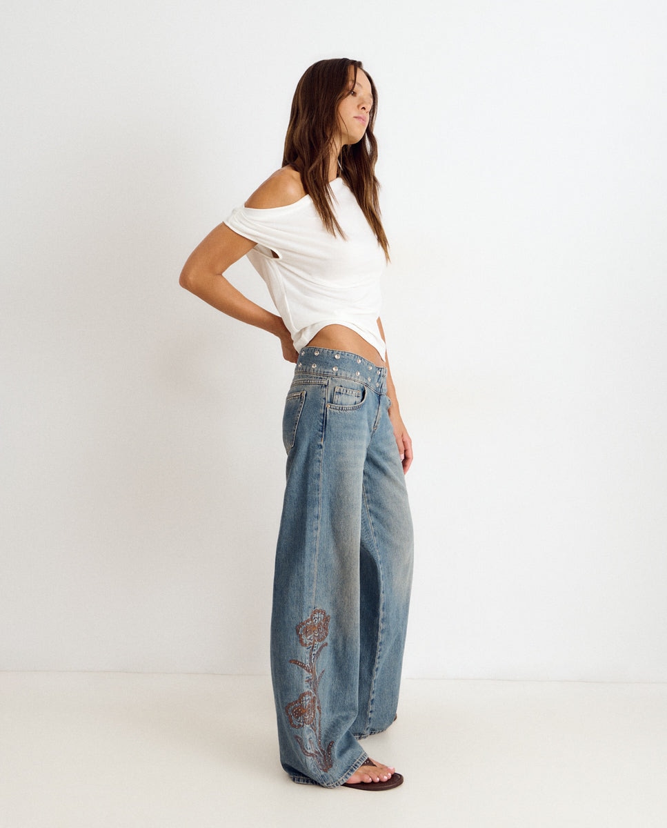 Imagem 0 de Jeans Largo com Tachas e Bordado