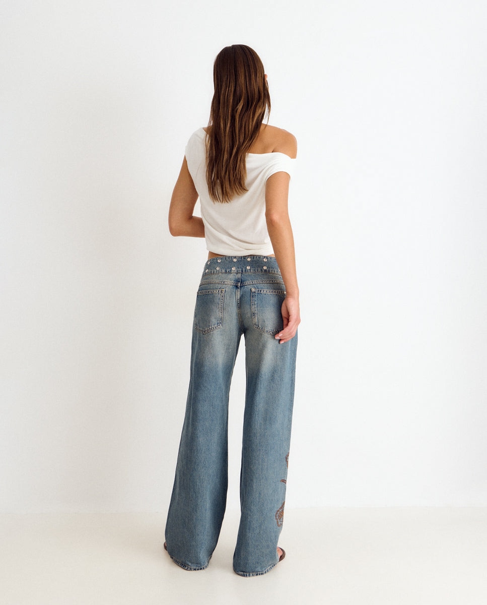 Jeans Largo com Tachas e Bordado Azul-2