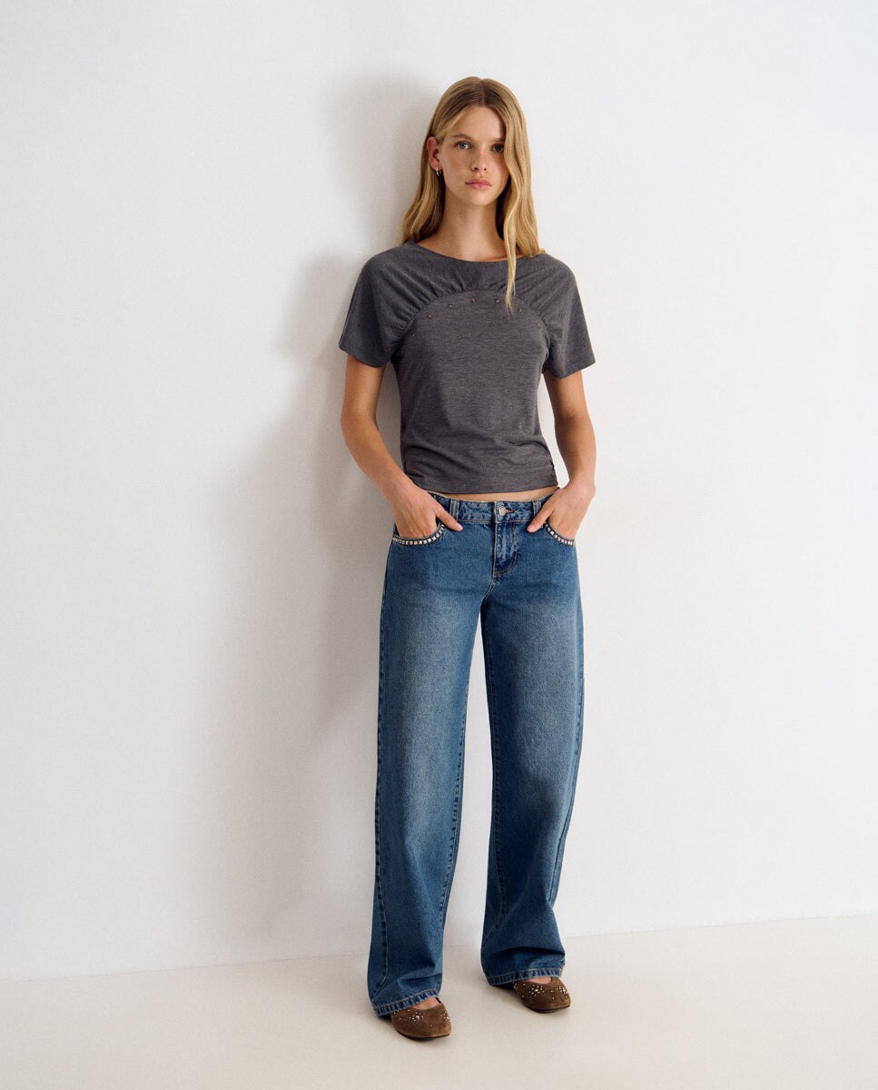 Jeans com Corte a Direito e Detalhe de Cruz de Tachas Azul-2