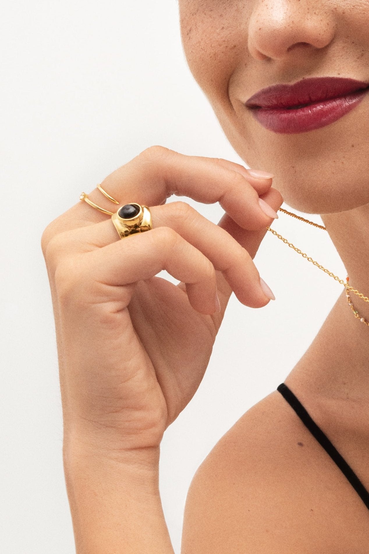 Anel My Onyx de Liga de Metais Banhado a Ouro Preto / Amarelo-7