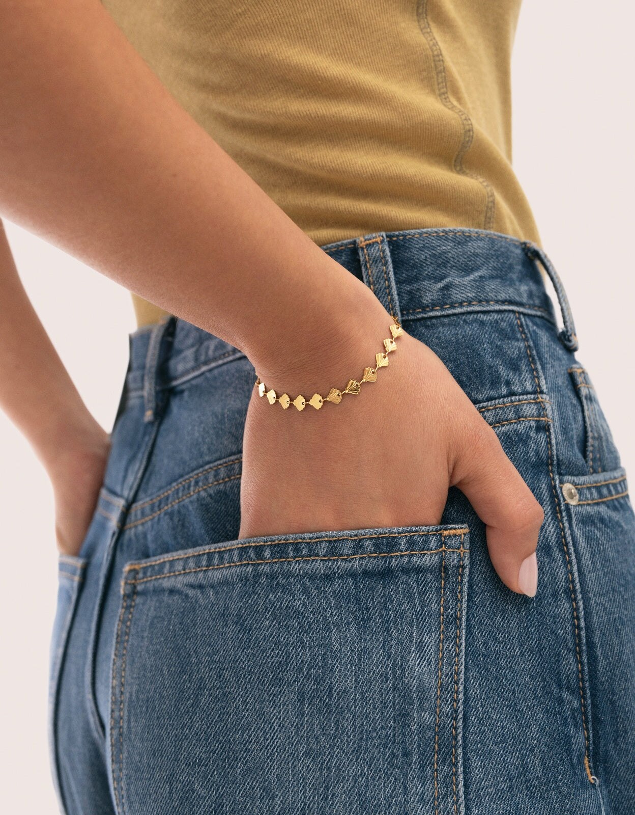 Pulseira com Elos Shells de Aço Banhado a Ouro Dourado-2