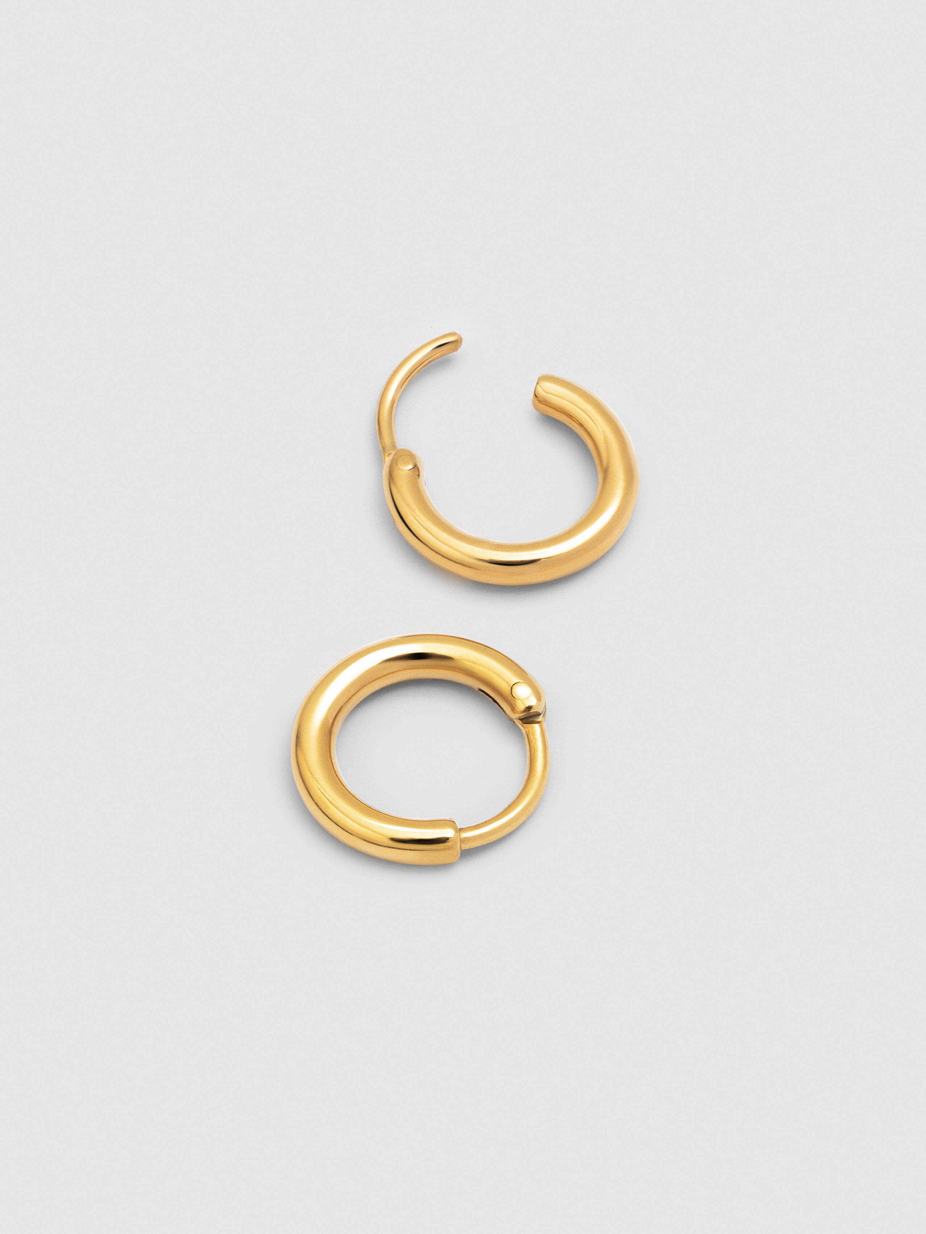 Brincos de Aro Maria Xs de Aço Banhados a Ouro Dourado-3