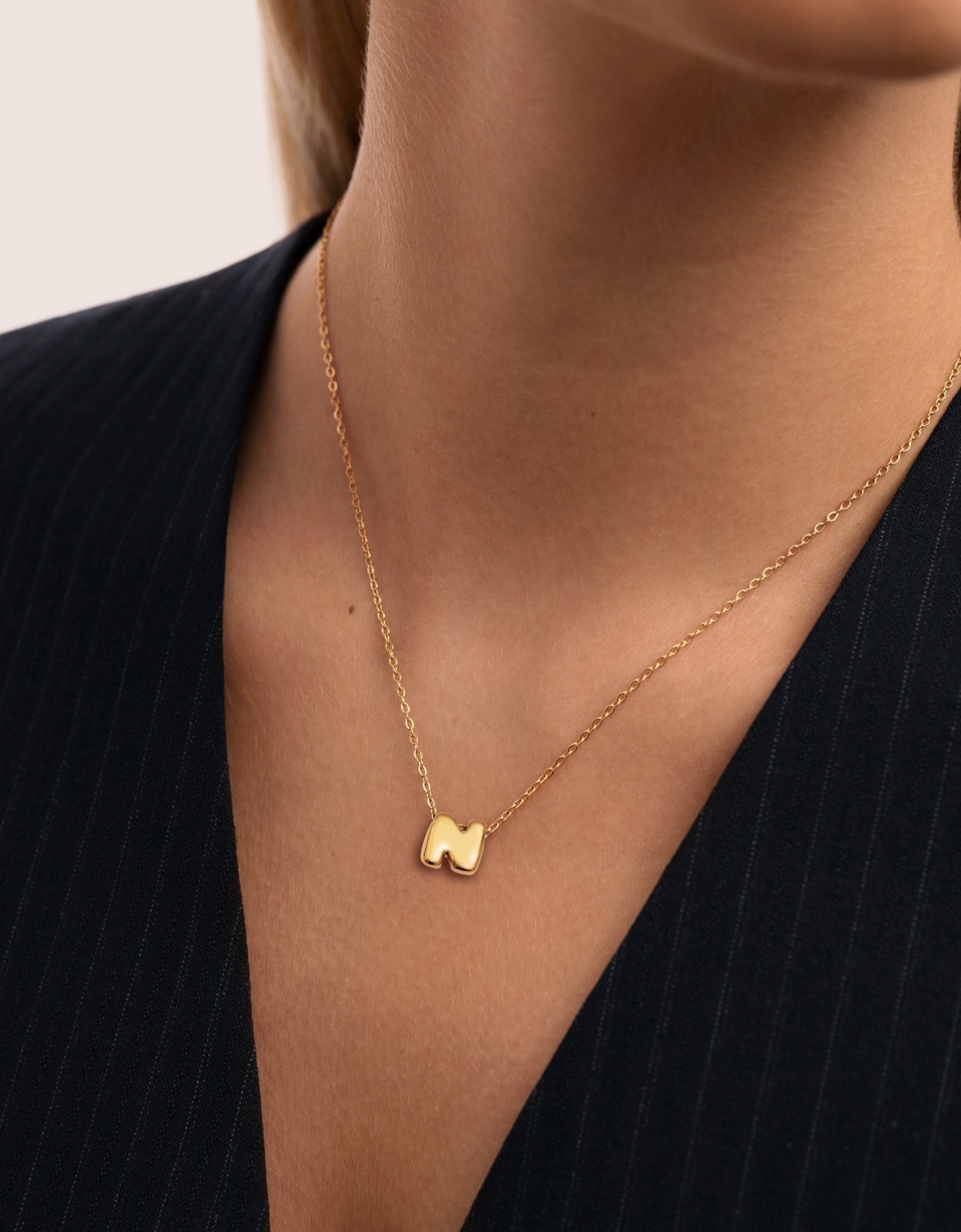Colar Hailey Letter de Aço Banhado em Ouro - N Dourado-2