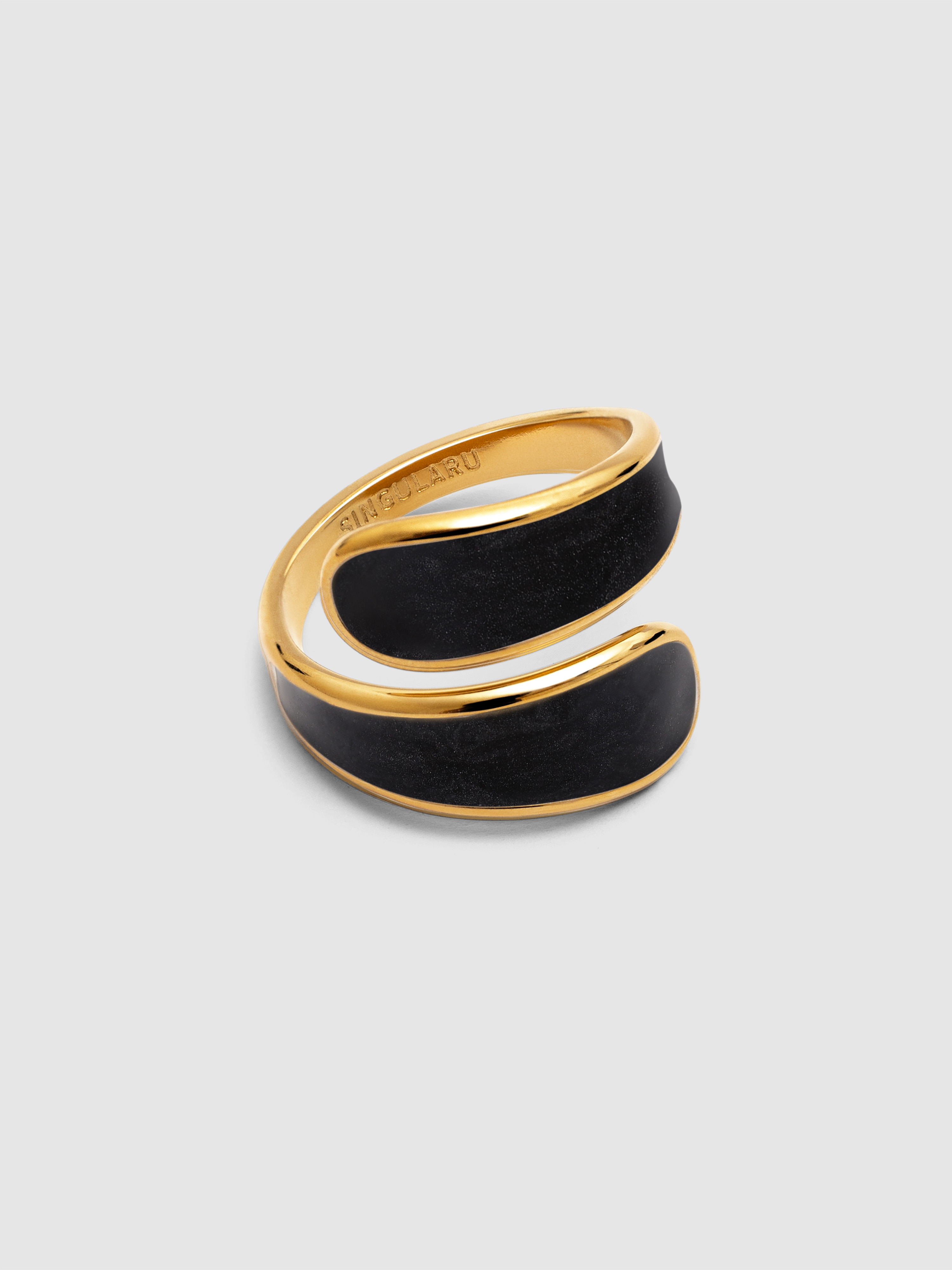 Imagem 0 de Anel Abbraccio Black de Aço Banhado em Ouro