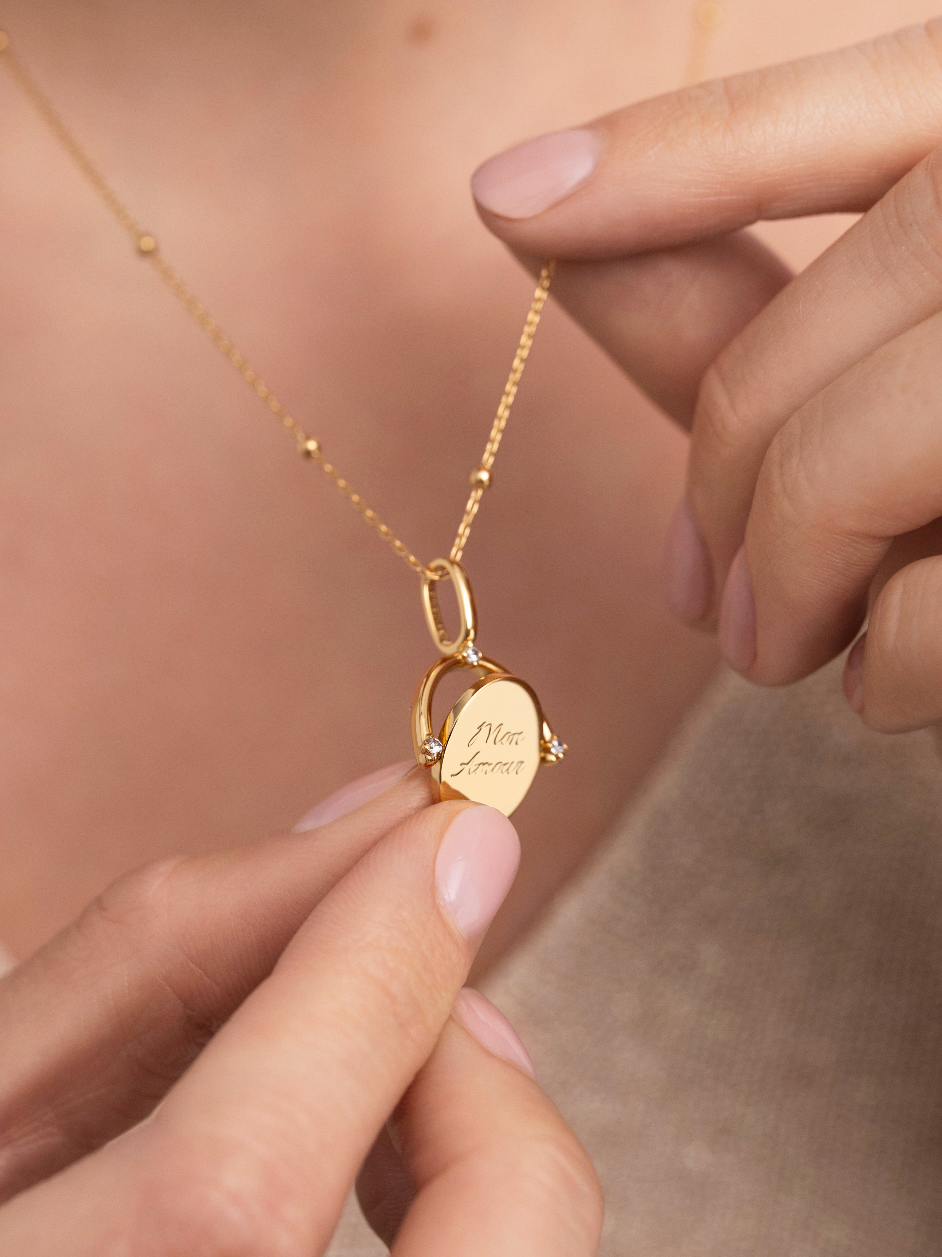 Pendente Mon Amour de Liga de Metais Banhado a Ouro Dourado-5