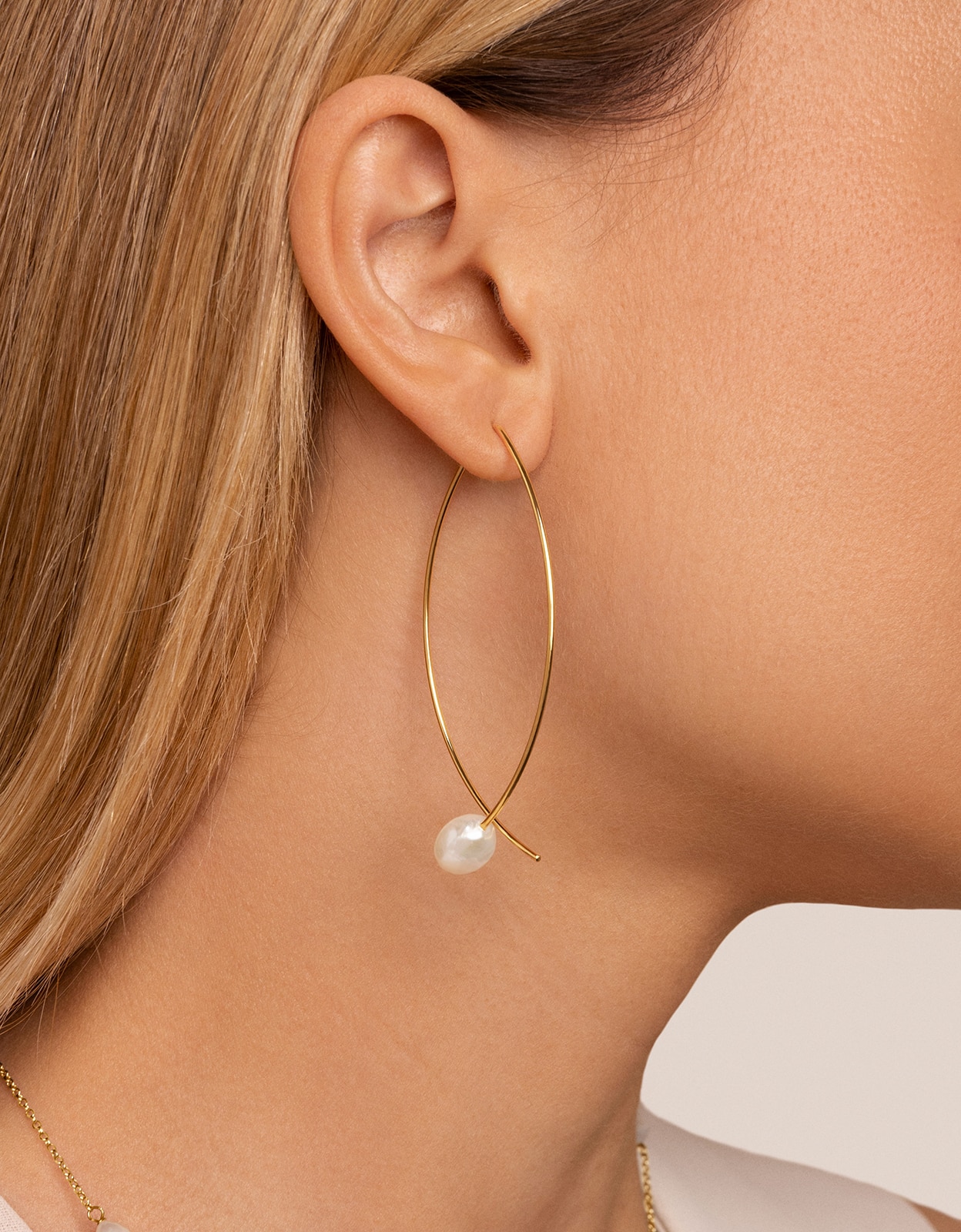 Brincos Arch Bean Pearl de Aço Banhado a Ouro Branco-2