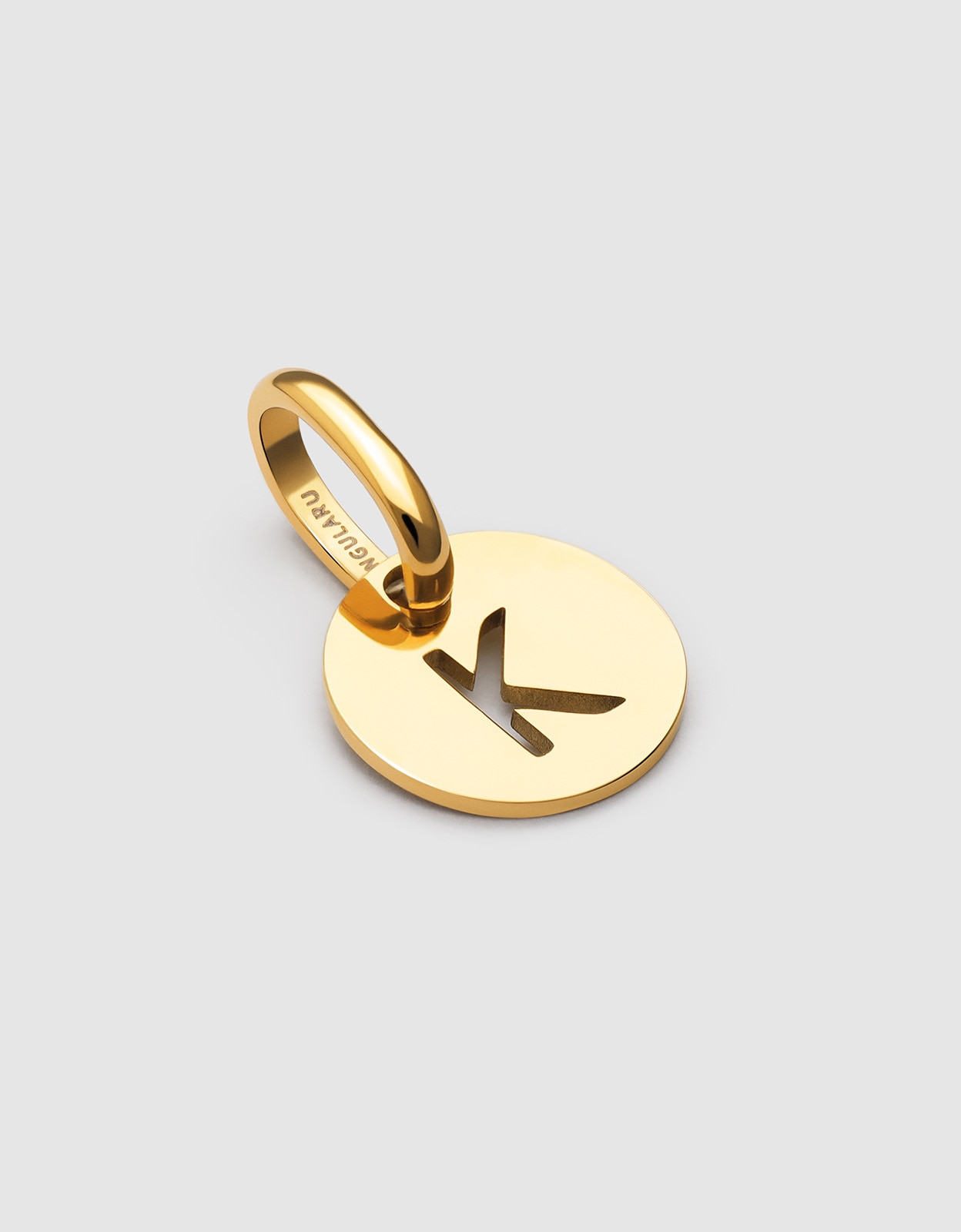 Mini Medallion Letter de Aço Banhado a Ouro - K Dourado-3