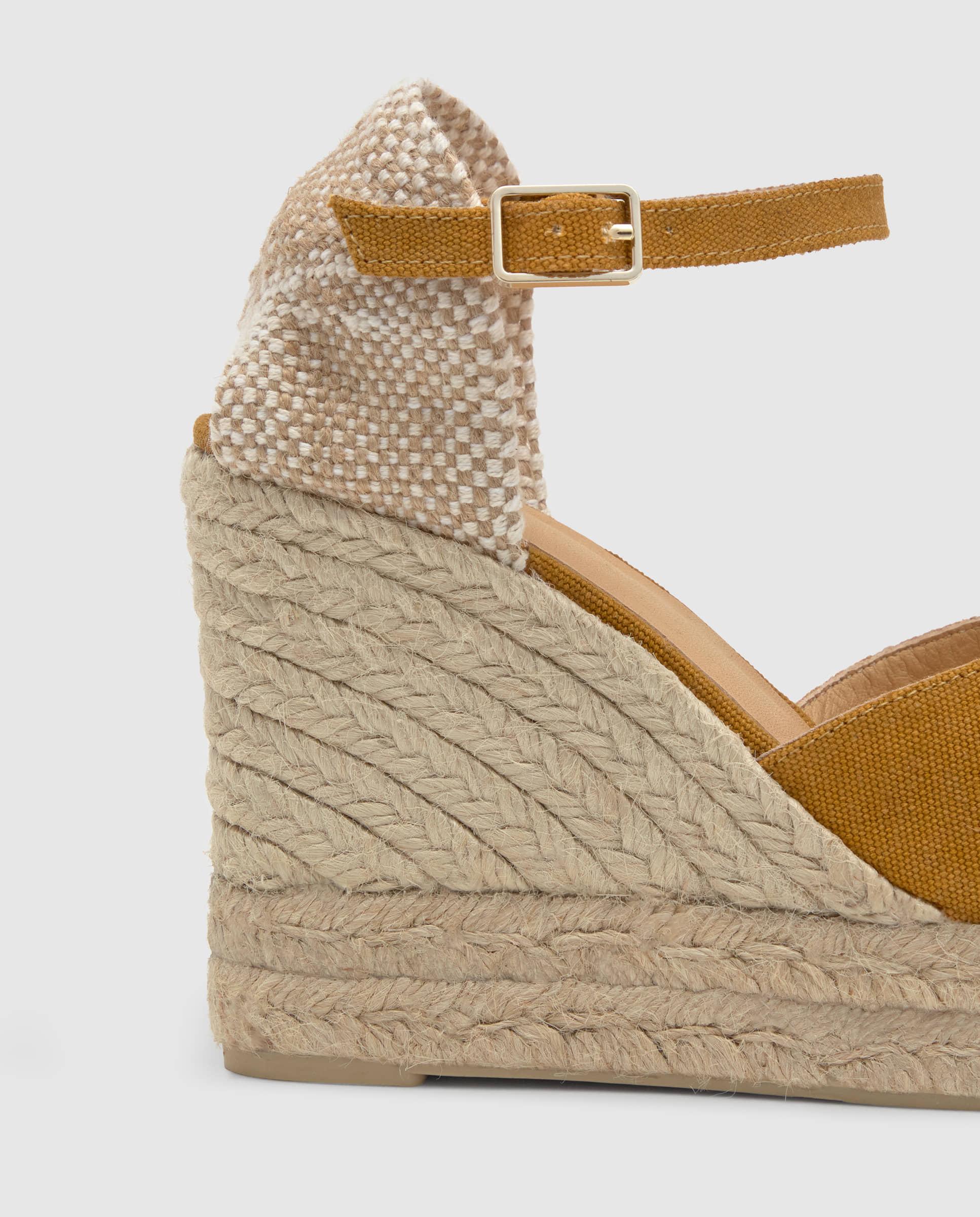 Sandálias de Cunha Bianca Estilo Peep-toe em Algodão Orgânico Lavado Mostarda-4