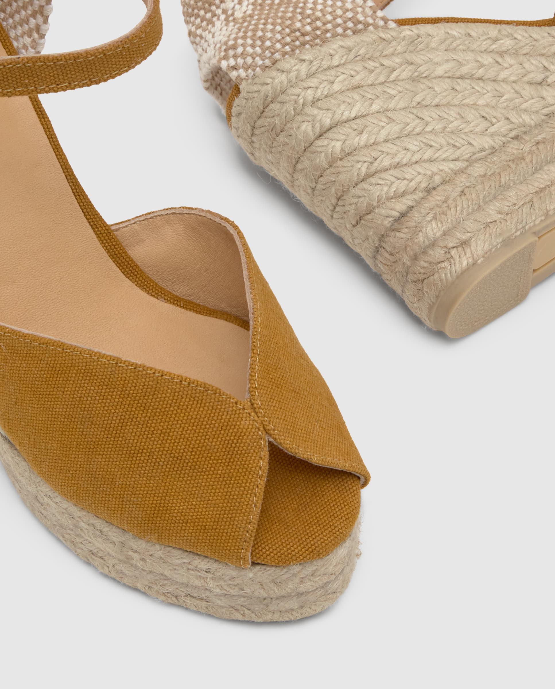 Sandálias de Cunha Bianca Estilo Peep-toe em Algodão Orgânico Lavado Mostarda-5